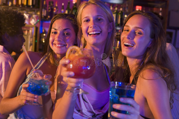 三个年轻女子在夜总会喝酒
