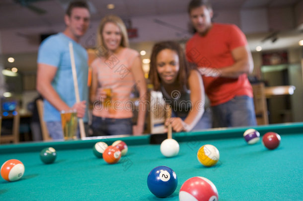 年轻夫妇在酒吧里打台球