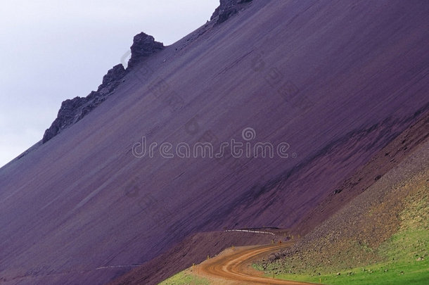 穿过流纹岩碎石的冰岛公路