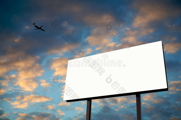 带日落和喷气式飞机的白色广告牌