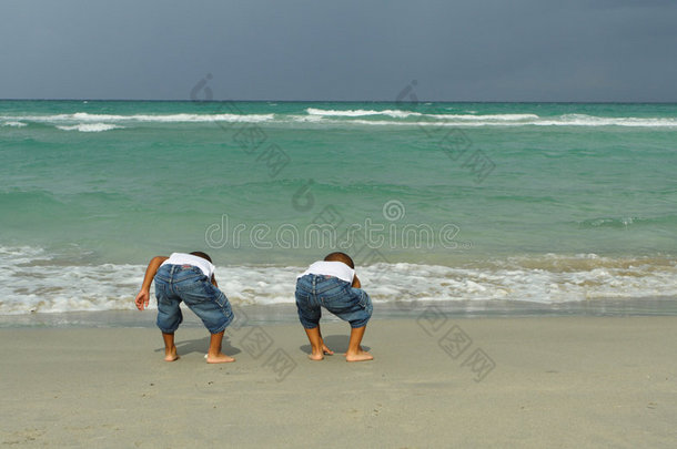 两个男孩在<strong>海边玩耍</strong>