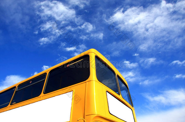 黄色巴士和蓝天