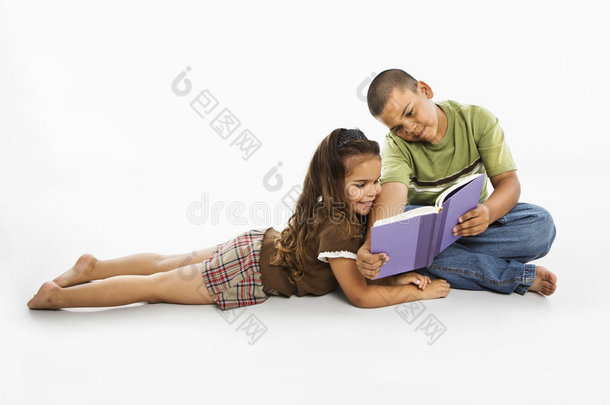 西班牙男孩和女孩一起看书。