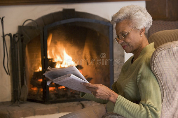 客厅里的女人在看报纸