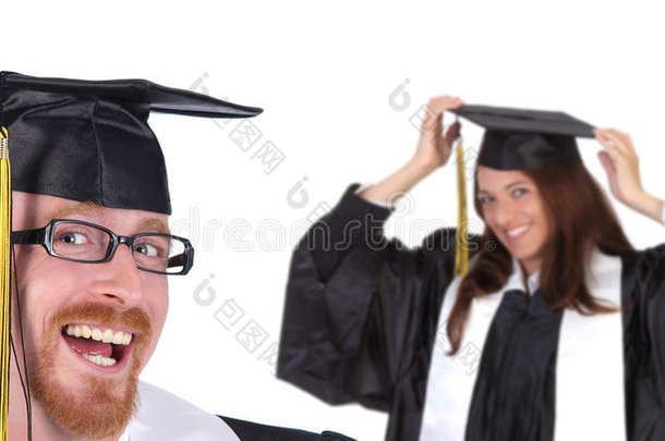 两个穿着<strong>毕业</strong>礼服的成功学生