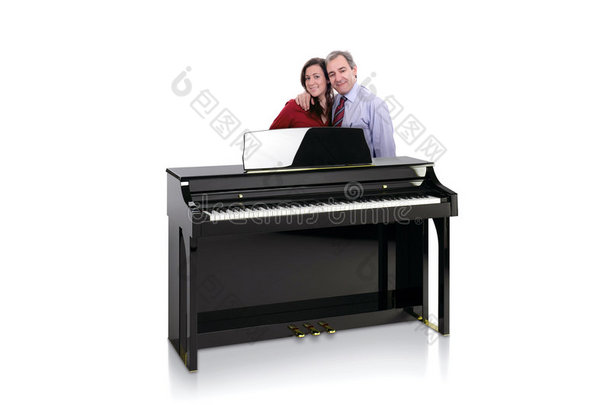 黑色钢琴与幸福夫妻