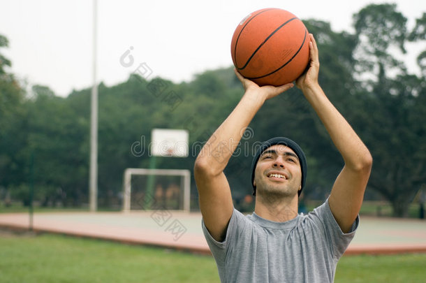 男子篮球微笑-水平