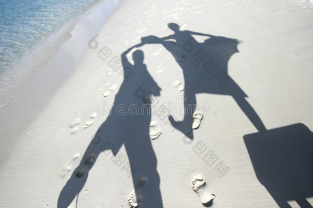 沙滩上舞动的影子