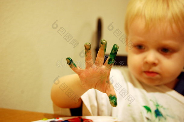男孩用手指画画