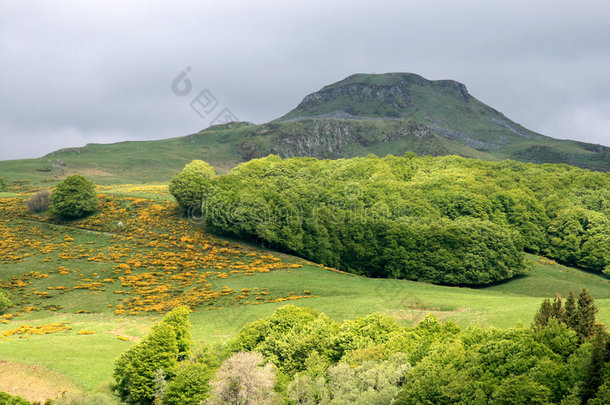 阳光明媚的法国风景（puy de sancy）