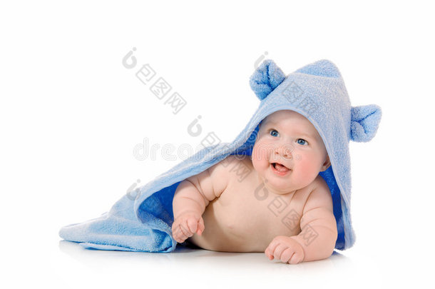 带着毛巾微笑的小宝宝