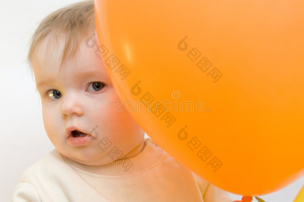 婴儿从气球后面向外看