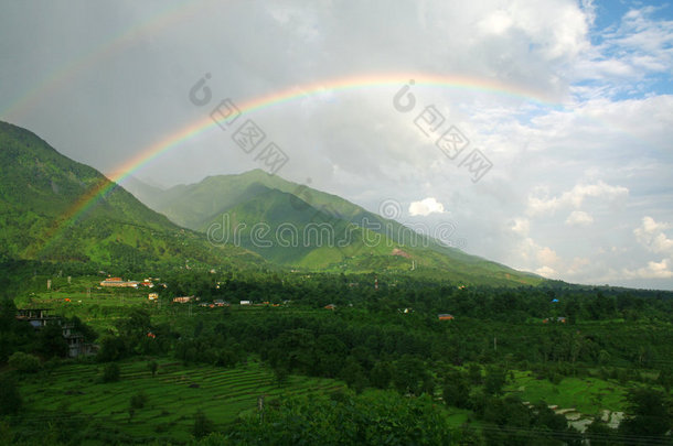 郁郁葱葱的喜马拉雅山谷上的双彩虹