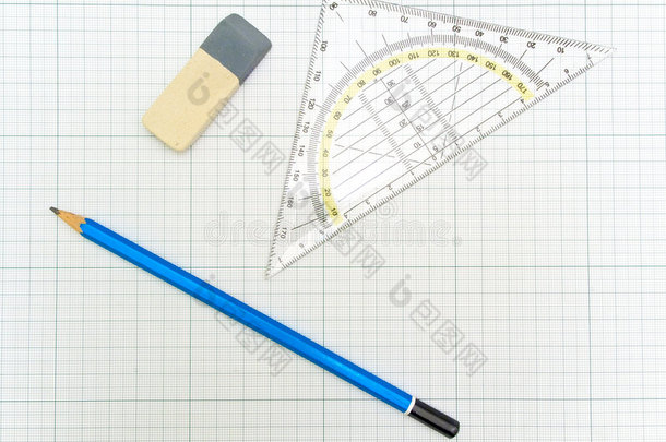 绘图纸上的铅笔和橡皮