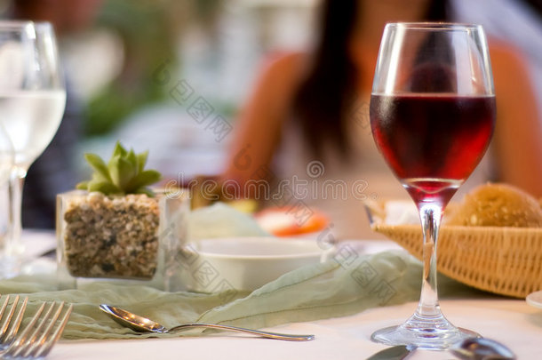 餐厅的红葡萄酒桌
