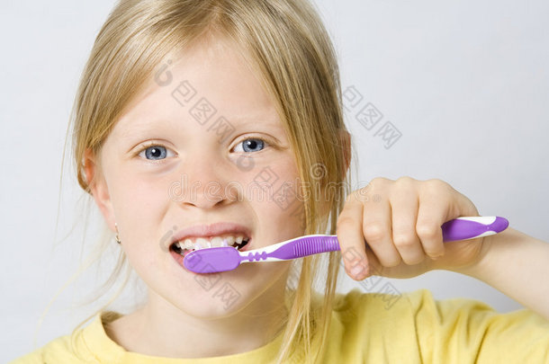 儿童刷牙