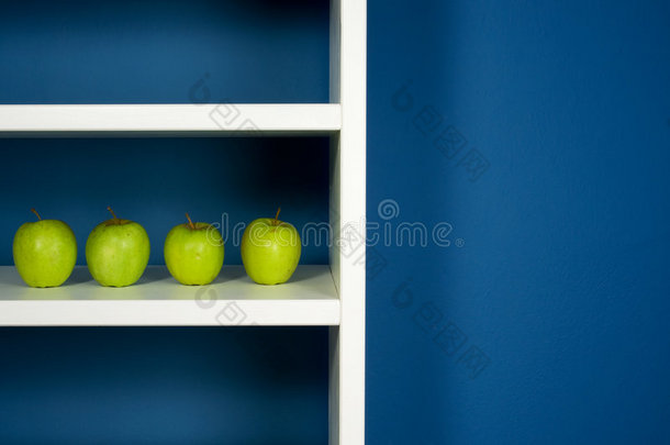 白<strong>书柜</strong>里的青苹果