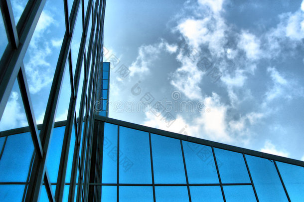 反射天空的玻璃建筑