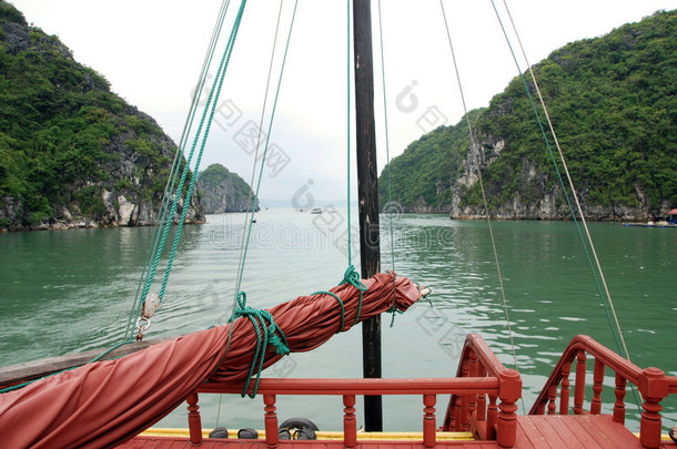 从下龙湾的垃圾船上看