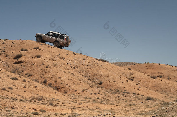 4x4车辆在草原上越野行驶