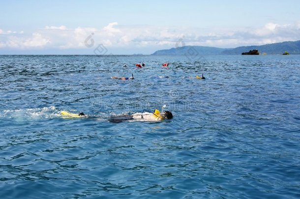 人们在蔚蓝的大海中浮潜