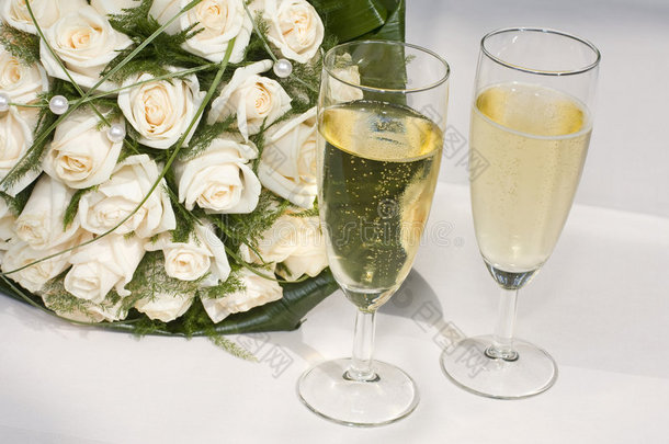 新娘花束和香槟