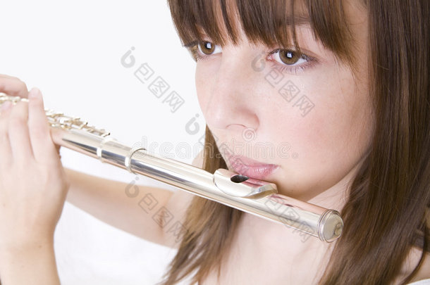 吹笛子的少女