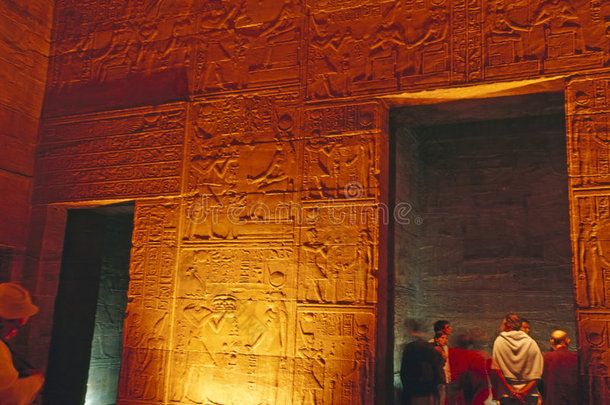 菲莱神庙内的埃及<strong>浮雕</strong>和游客