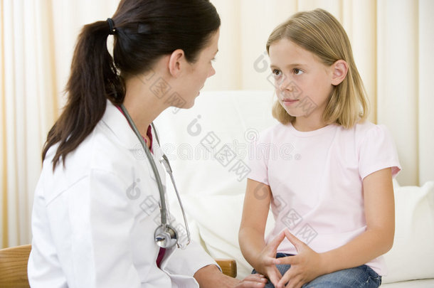 医生给小女孩做检查