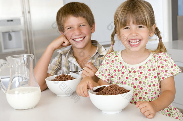 两个小孩在厨房吃麦片
