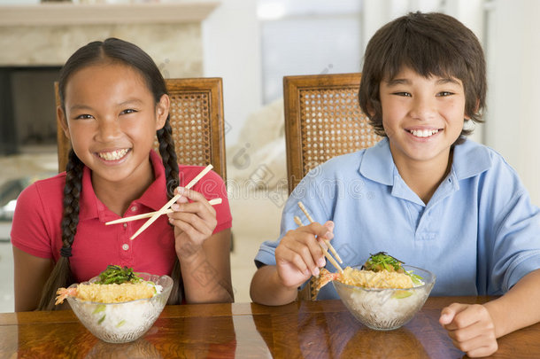 两个小孩在吃中餐