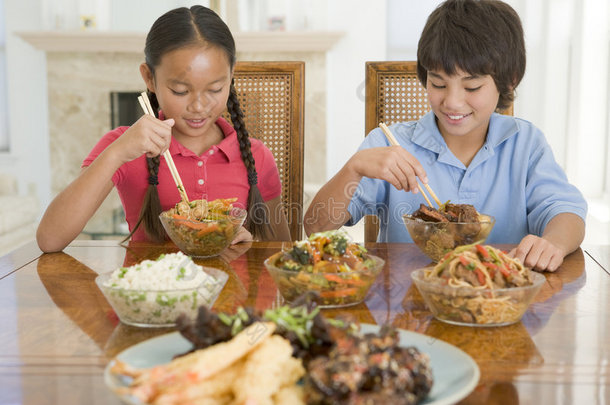两个小孩在吃中餐