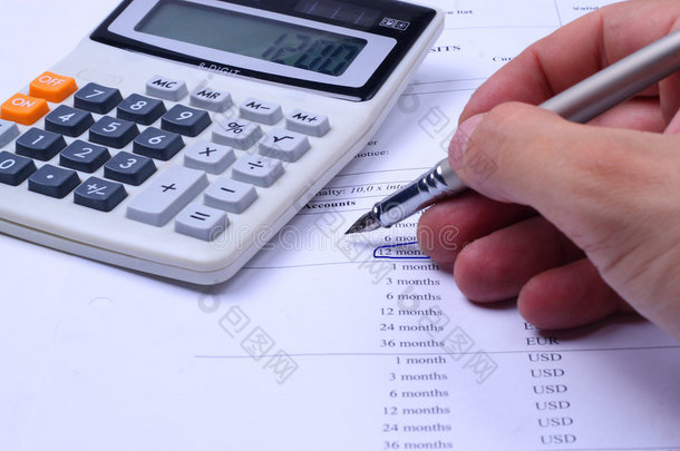 计算器、笔和财务报告