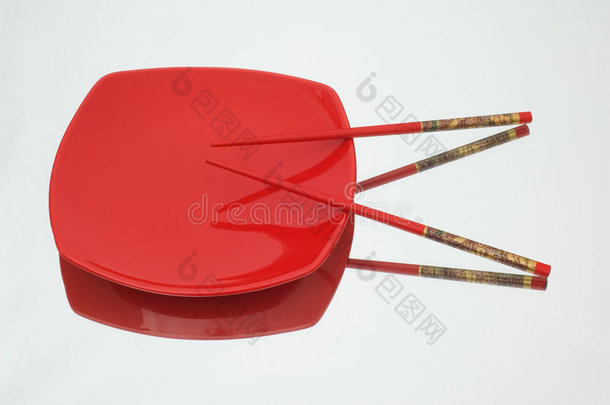 反光背景上的红盘子和筷子