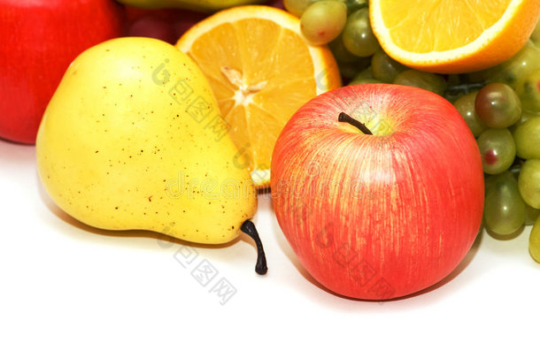 背景是<strong>苹果</strong>、梨和其他水果