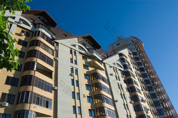 深蓝色天空上的现代砖砌多层住宅