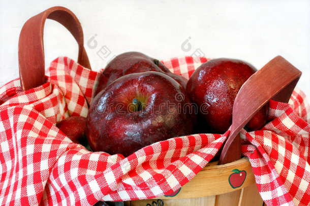 篮子里的红苹果