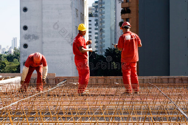 建筑工人在钢筋水平之间工作