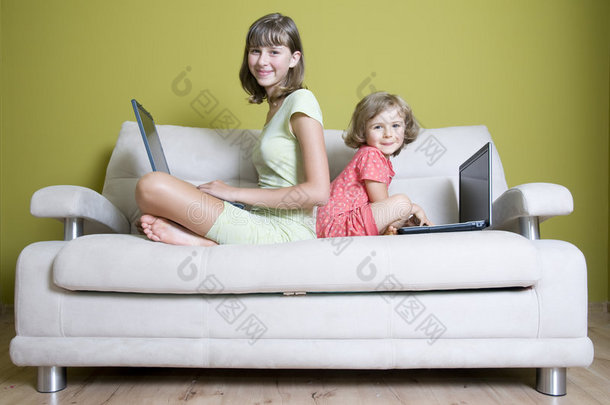 沙发上有笔记本电脑的姐妹们