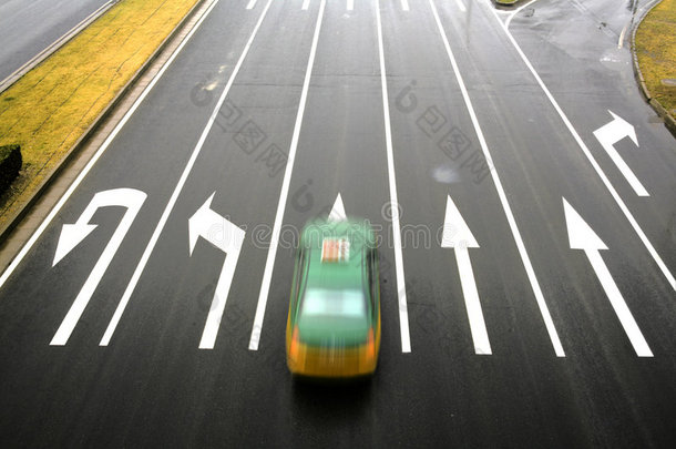 道路，箭头方向