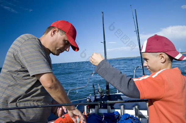 父子在海上钓鱼
