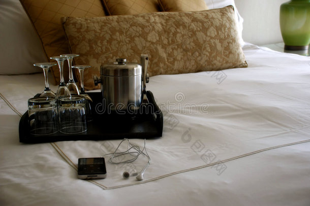 豪华<strong>酒店客房</strong>床，带饮料托盘和ipod