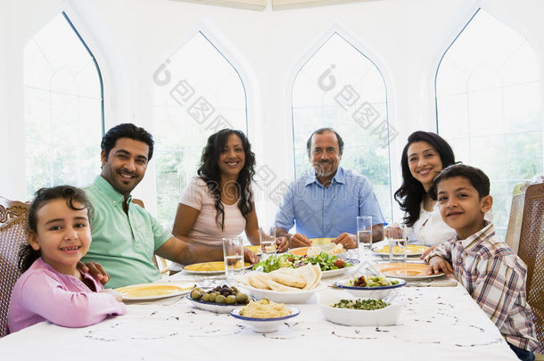 一起吃饭的中东家庭