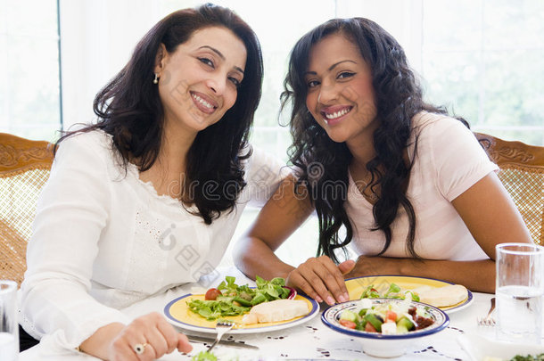 两个女人<strong>一起吃饭</strong>