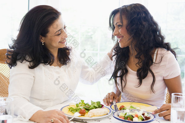 两个女人<strong>一起吃饭</strong>