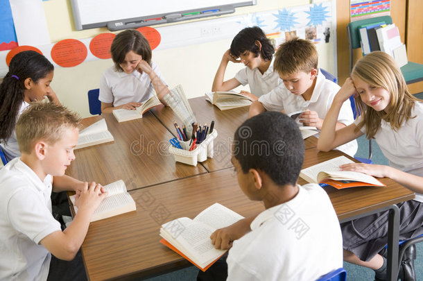 小学生在课堂上看书