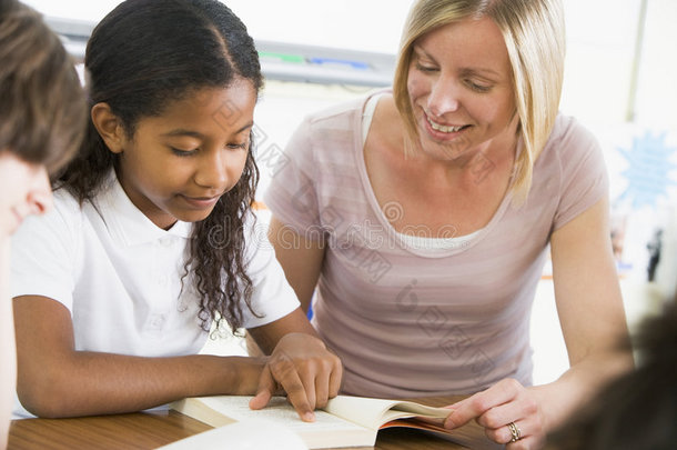 一个女学生和她的老师在课堂上读书