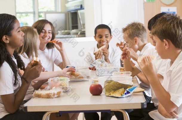 小学生在学校享受午餐