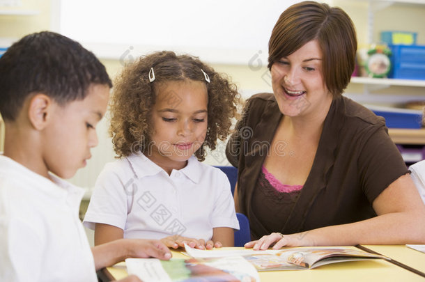小学生与教师课堂阅读