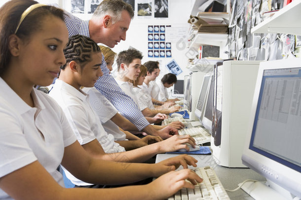 一排学童在电脑上学习